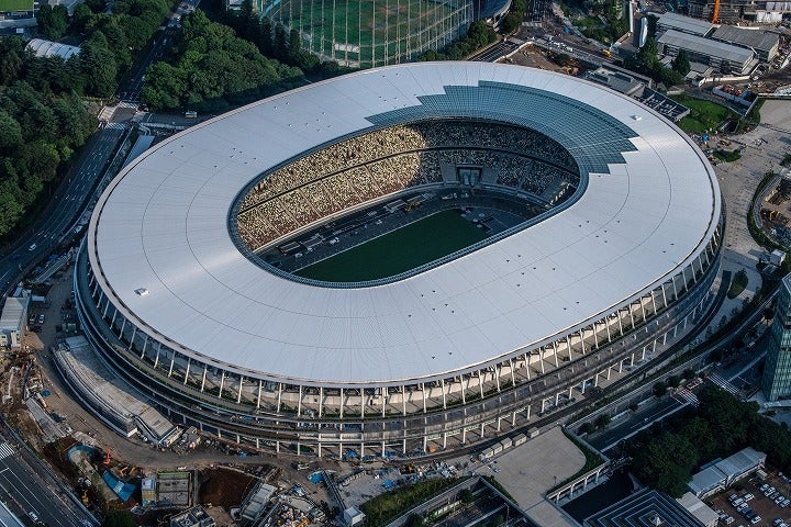東京五輪のメインスタジアムとなる新国立競技場は９割方完成しており、他の施設面も順調に建設が進む。一方で放送計画は思わぬピンチに……。(C) Getty Images
