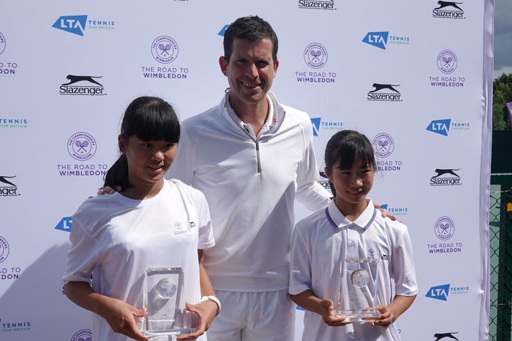 女子ダブルス準優勝の長澤（左）と西村（右）。中央はクリニックに参加したイギリスのレジェンド、ヘンマン。　写真：グラスコート佐賀テニスクラブ