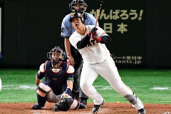 巨人の４番を務める岡本は、高校時代から「大事なのはホームランを打つことではなくて、チームの勝利に導ける一打が打てるか」と語っていた。写真：朝日新聞社