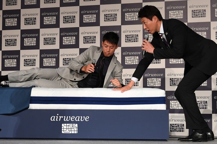 東京20202の選手村に導入されるベッドに横になる錦織。高品質な眠りはアスリートには欠かせないアイテムだ。写真：徳原隆元（THE DIGEST写真部）