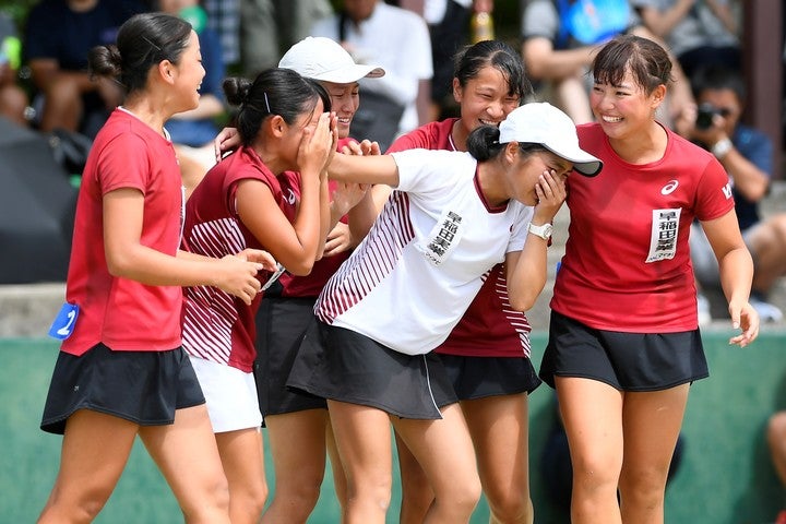 早稲田実業が女子団体戦で初優勝。みんなが駆け寄りうれし涙を流した。写真：金子拓弥（THE DIGEST写真部）