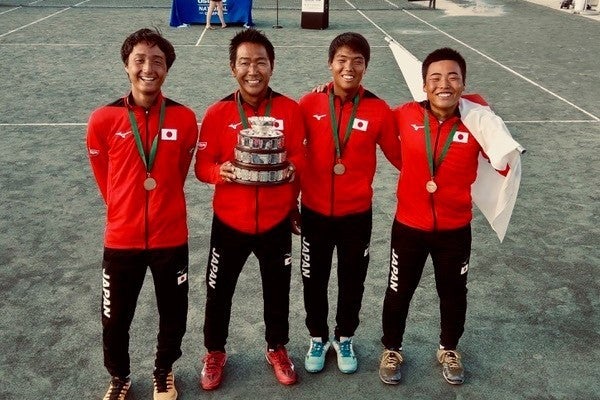 日本代表メンバー。左から望月慎太郎、岩本功監督、磯村志、末岡大和。(C)写真：日本テニス協会