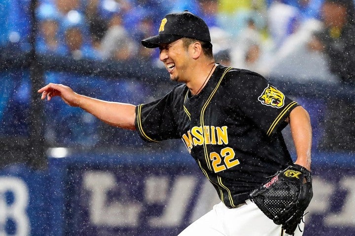 雨が降りしきる中、押さえ切った藤川球児の笑顔の好投は、ブルペンの質の高さを見せつける内容だった。写真：朝日新聞社