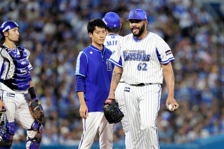 CS第１戦、８回表で降板するDeNAのエスコバー。彼を多投させたのは判断ミスと言える。写真：朝日新聞社