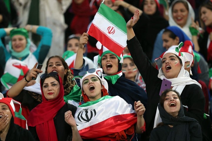 女性たちがスタジアムで声援を送るなか、イランは本田圭佑が実質的な指揮を執るカンボジアに大勝した。(C) Getty Images