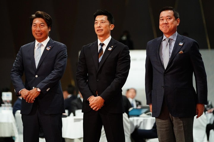 ３球団が競合した奥川の交渉権を獲得したのは、高津監督（左）が新監督に就任したヤクルトだった。写真：山崎賢人（THE DIGEST写真部）
