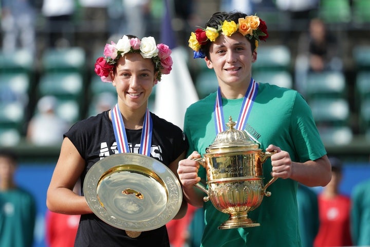 シングルス優勝のディアンヌ・パリ（左）とハロルド・マヨ（右）。写真：関西テニス協会