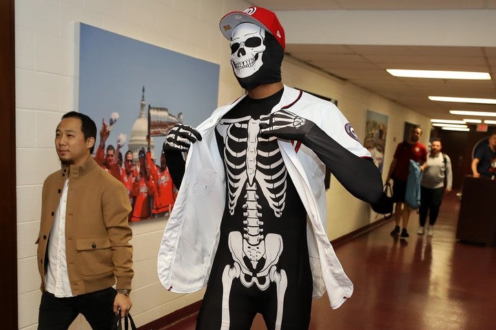 10月30日の試合に、八村は全身スケルトンタイツに地元ワシントン・ナショナルズのユニフォームという仮装で登場。(C)Getty Images