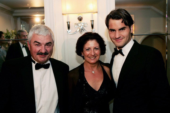 父のロバートさん（左）と、母親のリナットさん（中央）。母は南アフリカ出身で、両親はヨハネスブルクで出会った。（C)Getty Images