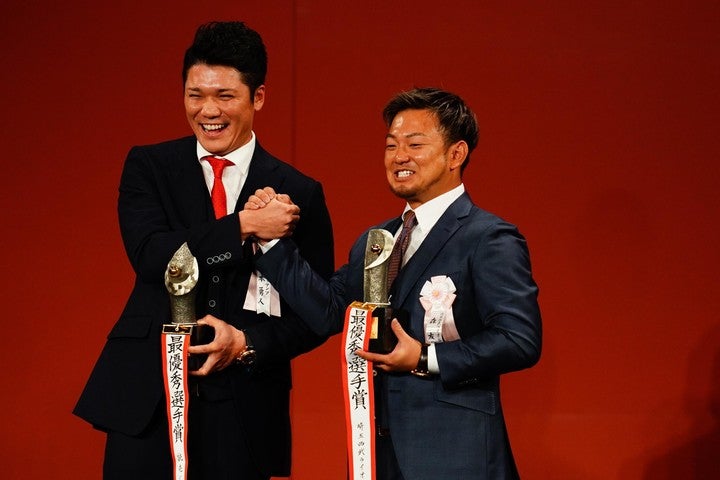 坂本（左）と森（右）が納得のMVP受賞。ともに初の戴冠となった。写真：金子拓弥（THE DIGEST写真部）