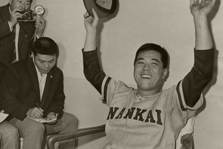 1965年、戦後初の三冠王に輝き万歳する野村。だが、クビになっていたらこの喜びもなかった…。写真:朝日新聞社