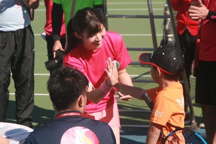 テニスイベントにも積極的に参加し、上達していくファンの存在は、佐藤にとって大きな支えでもある。写真：内田暁