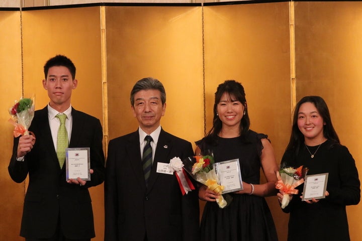 年間優秀選手賞を受賞した選手たちと日本テニス協会会長の山西氏。左から錦織圭、山西氏、日比野菜緒、佐藤南帆。写真：スマッシュ編集部