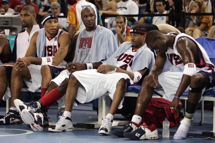 アイバーソン（右から２番目）を中心にアテネ五輪に臨んだアメリカだったが、結果は大惨敗。(C)Getty Images