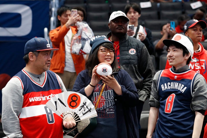 八村人気は日本だけにとどまらず、現地のファンや子どもたちのハートも掴んでいる。(C)REUTERS/AFLO