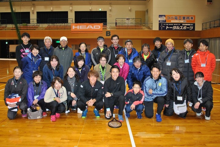 斉藤貴史、西岡良仁、沼尻啓介と、津幡町テニス協会の皆さん。写真：津幡町テニス協会