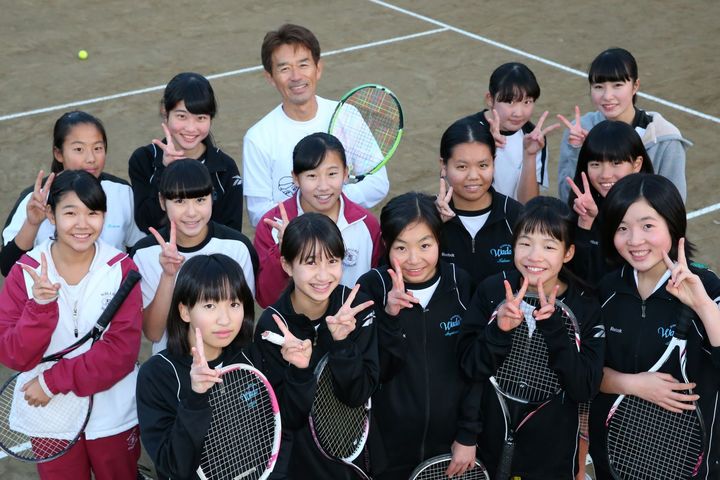 杉並区和田中学校で外部コーチとしてテニス部を指導している深田悦之氏と教え子たち。写真：茂木あきら（THE DIGEST写真部）