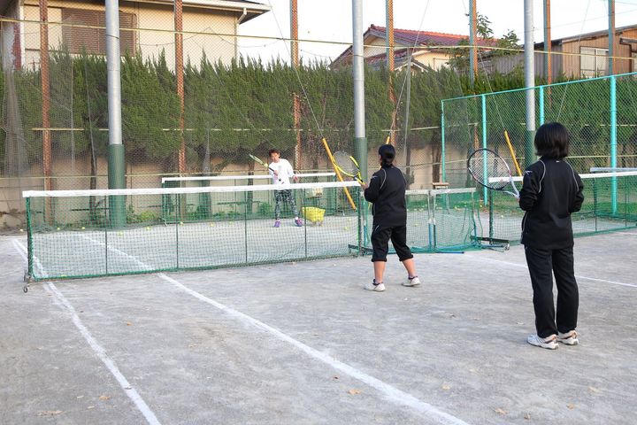 グラウンドに線を書きネットを置けばテニスコートの誕生。工夫すれば多くの人数でも練習できる。写真：茂木あきら（THE DIGEST写真部）