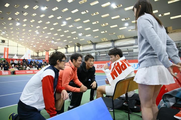 ブルーチームの松井、伊藤、添田のベテラン3名が高橋にアドバイスをして、AKB48佐藤朱が見守る、団体戦ならではの風景。写真：滝川敏之