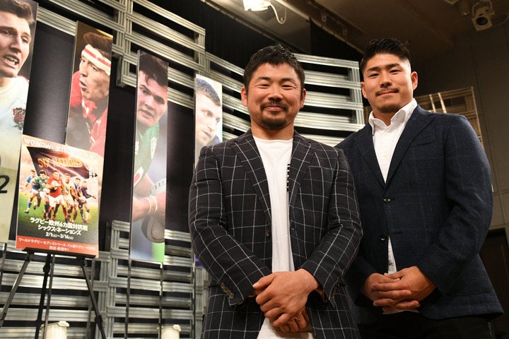 WOWOWの公開収録に参加した日本代表の田中史朗（左）と松田力也（右）。写真：徳原隆元