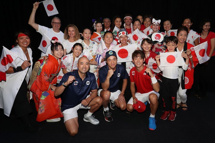 パースで行なわれた予選リーグの1試合目を勝利で飾った日本チーム。試合後、写真撮影に応じる監督の岩渕聡、添田豪、西岡良仁（最前列左から）。(C)Getty Images