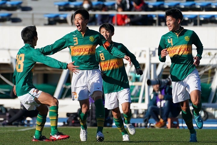 阿部健人（３番）のゴールで先制した静岡学園。23年ぶりの準決勝進出した今大会ではいまだ無失点を続けている。写真：田中研治