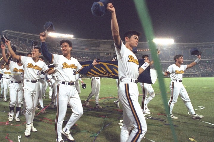 オリックスは今季の８試合で、1995年当時の復刻ホームユニフォーム（写真）を着用する。写真：朝日新聞社