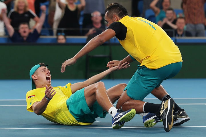 ATPカップの準々決勝のダブルスで大激戦の末に勝利したキリオス(右)とデミノー（左）。（C）GettyImages