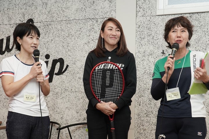 チャリティーイベント発起人の藤原里華（左）、トークショーに登場した杉山愛さん（中央）、MCを務めた安井まみ子さん（右）。（C）Japan Tennis Players Act