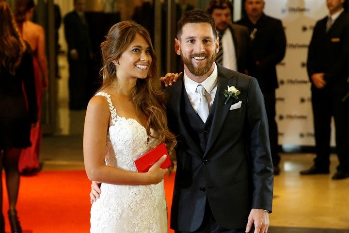 17年６月にアルゼンチンでメッシと結婚式を挙げたアントネラ・ロクソ（左）。(C) Getty Images