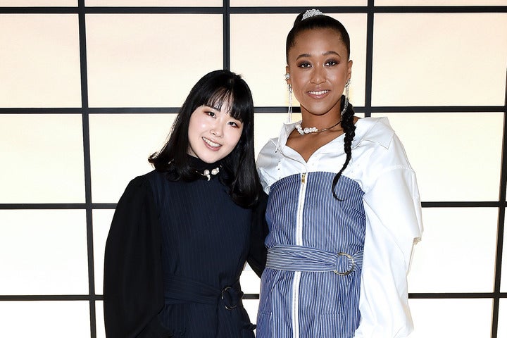 「ADEAM」の前田華子氏とNYファッションウィークにてコラボコレクションを発表した大坂なおみ。(C)Getty Images