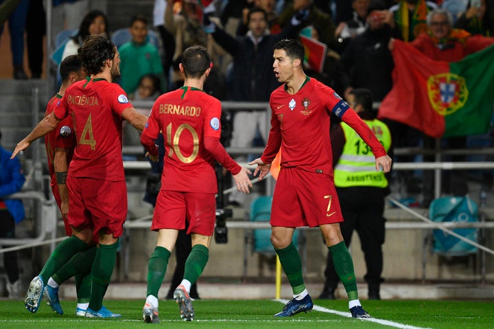 連覇を見据えるポルトガルは、フランスとドイツが同居する最激戦区に。予選で11得点を決めたＣ・ロナウド（右）は、本大会でも輝けるか。(C) Getty Images