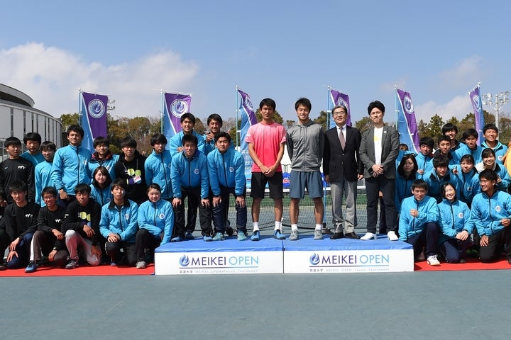昨年の筑波大学MEIKEIオープンの表彰式。入賞選手と運営に当たった学生たち。写真：スマッシュ編集部