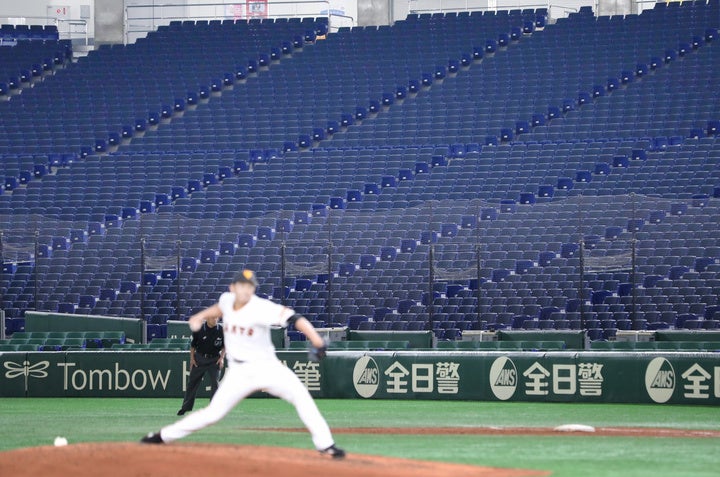 新型コロナウイルス感染拡大を受け、プロ野球のオープン戦は無観客で行なわれた。写真：朝日新聞社