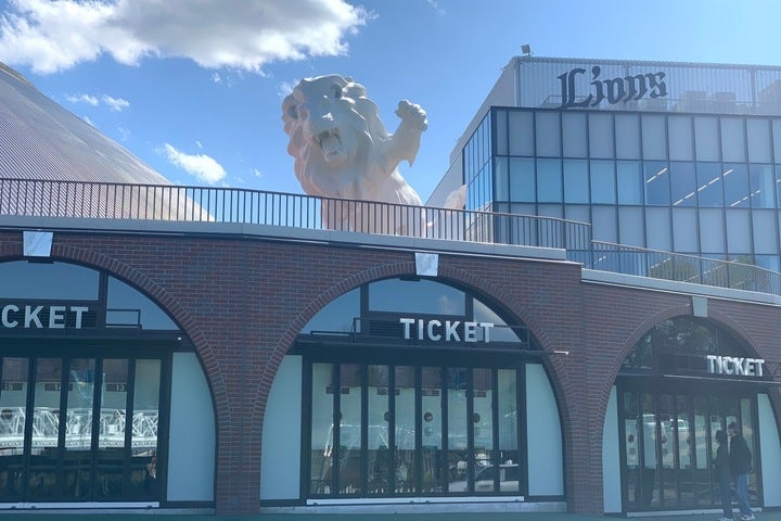 チケットセンター・ファンクラブカウンター・球弁のカウンターを１カ所の建物に集約。施設の上には、白く巨大なライオンオブジェが誕生した。写真：西武ライオンズ