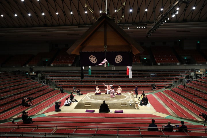 大相撲春場所初日の13日、無観客で静まりかえった場内で横綱の土俵入りが行なわれた。写真：朝日新聞社