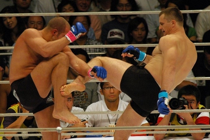 ヒョードル（左）をはじめとする猛者たちをリングに沈めてきたミルコの左足のハイキックはいまだ健在だ。(C) Getty Images