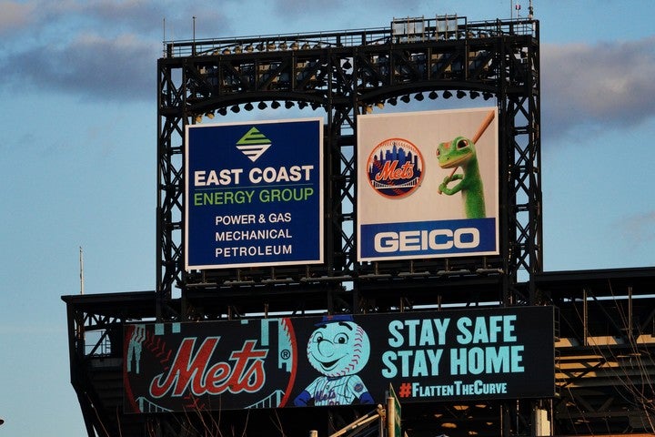 メッツの本拠地シティ・フィールド。試合は行われていないが、「Stay Safe, Stay Home」と市民へ向けてメッセージを発信している。(C)Getty Images