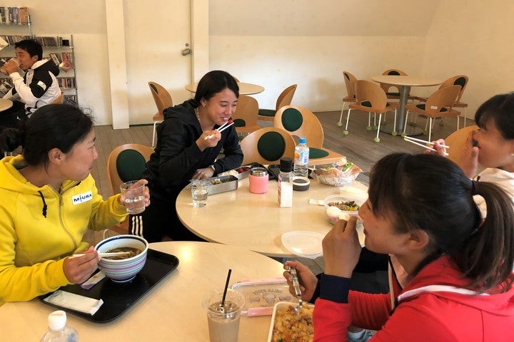 テニスラボで食事中の選手たち。左から、華谷和生、加藤未唯、岡村恭香、日比野菜緒。写真：内田暁
