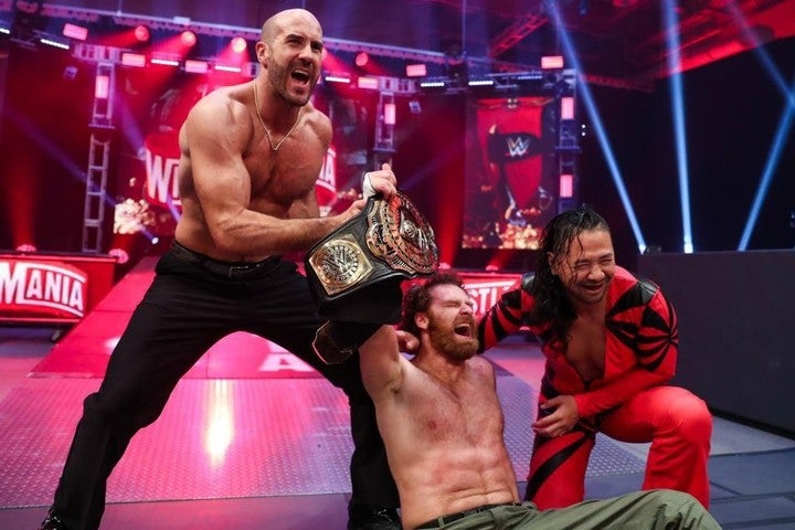 チームプレーでゼイン（中央）をサポートしたセザーロ（左）と中邑（右）。(C)2020 WWE, Inc. All Rights Reserved.