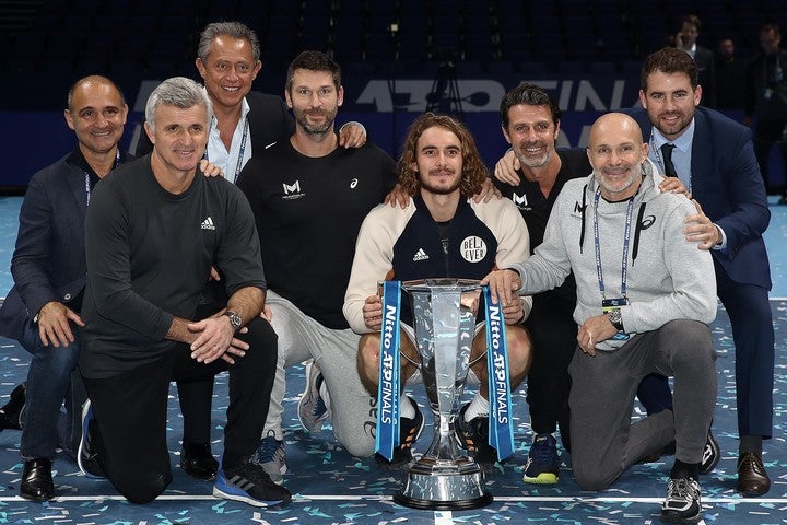 2019年ATPファイナルズで優勝したチチパス。左から２番目が父親のアポストロス。（C）GettyImages