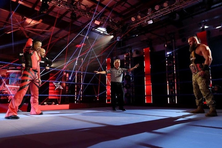 中邑（左）に対してパワーを見せつけたストローマン（右）<br />
(C)2020 WWE, Inc. All Rights Reserved.