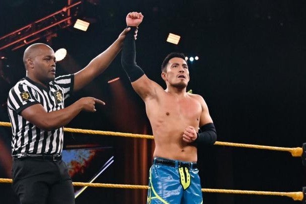 クルーザー級の王者をかけた戦いが始まり、戸澤はスコットを倒す。(C)2020 WWE, Inc. All Rights Reserved.