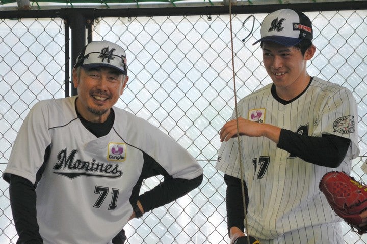 昨年は就任１年目から種市らをブレイクさせるなど手腕を発揮した吉井コーチ（左）。今後は佐々木朗（右）の育成にも期待がかかる。写真：朝日新聞社