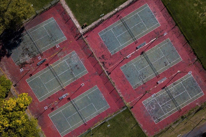 新型コロナ感染を防ぐための外出禁止で、海外ではテニスコートで練習できない状態が続いている。(C)Getty Images