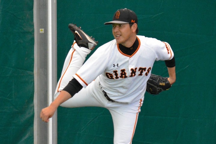 巨人の岩隈久志が、インスタグラムに投稿した、愛息の投球フォームが話題を呼んでいる。写真：朝日新聞社