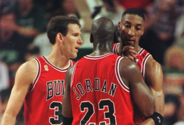 ブシュラー（左）は94年にブルズに加入。ジョーダン、ピッペンとともに３度の優勝を経験した。(C)Getty Images
