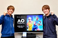 新発売のゲームソフト『AOテニス２』を西岡良仁（左）＆靖雄（右）が体験した。写真：金子拓弥（THE DIGEST写真部）
