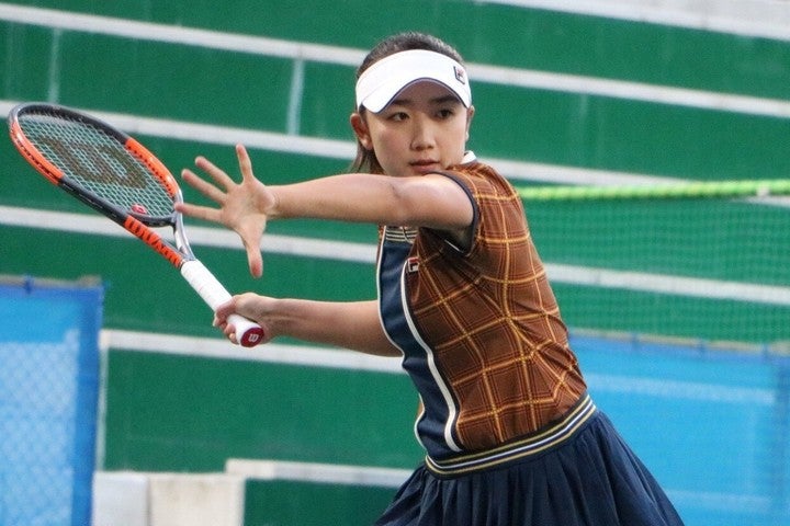 ツアーへの参戦ができなくなった現在、プロテニスプレーヤーたちは色々な試みをしている。女子の岡村恭香もその1人。写真：慶應チャレンジャー