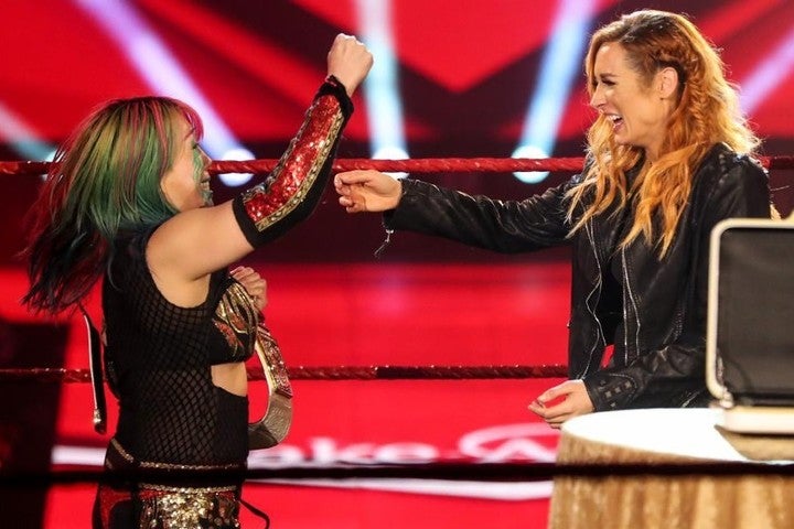 妊娠発表で王座を返上したベッキー・リンチ（右）を笑顔のハグで祝福したアスカ（左）。ロウ王者となりグランドスラムを達成。(C)2020 WWE,Inc. All Rights Reserved.